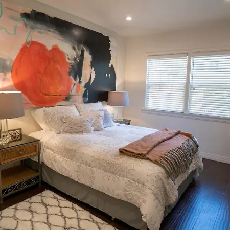 Charming Duplex Home In Sherman Oaks